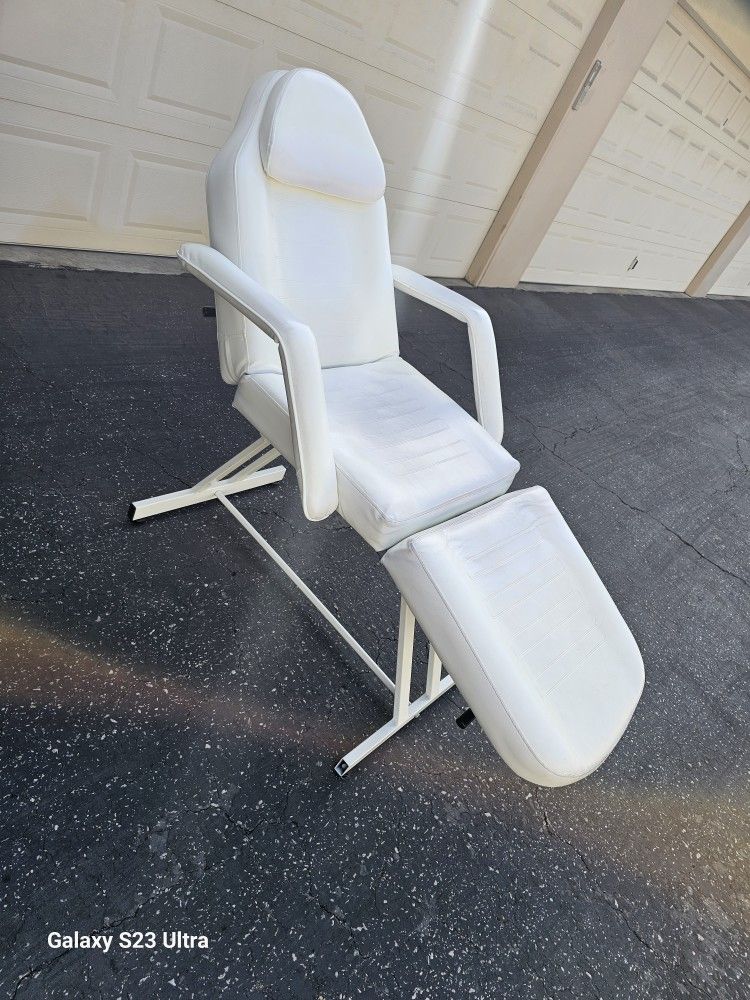 3- section  multipurpose spa , Massage  bed, salon  facial,  tattoo  chair  working great