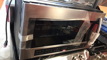 Black and gray microwave oven