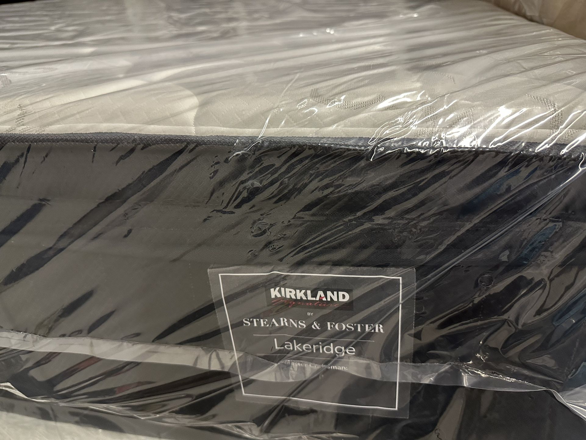 Stearns And Foster Pillow Top King Matrress