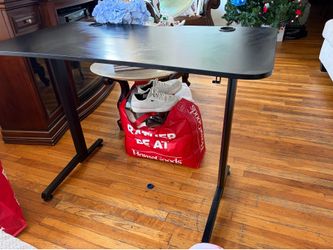 Modern Black Carbon Fiber Gaming / Office Desk – Great Condition!