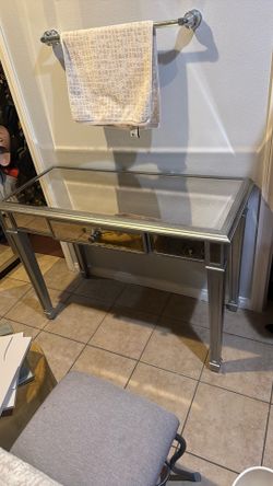 Elegant Mirrored Table ❤️