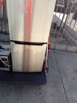[Insignia / Panasonic] Refrigerator – Bottom Freezer