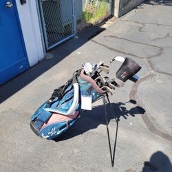 Golf Bag With 15 Clubs And Extras!