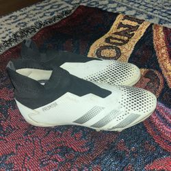 adidas soccer cleats- Men’s Size 6/women’s Size 7.5