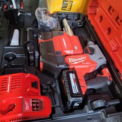 MILWAUKEE M18 FUEL Brushless 1 in. Cordless SDS-Plus Rotary Hammer/Dust Extractor Kit, Two 6.0 Ah Batteries