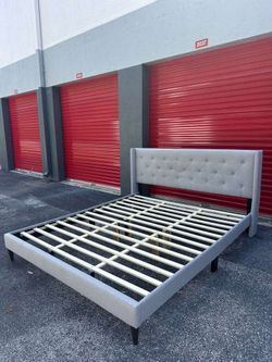 KING SIZE BED IN GREAT CONDITION/ FABRIC LIGHT GREY / DELIVERY NEGOTIABLE