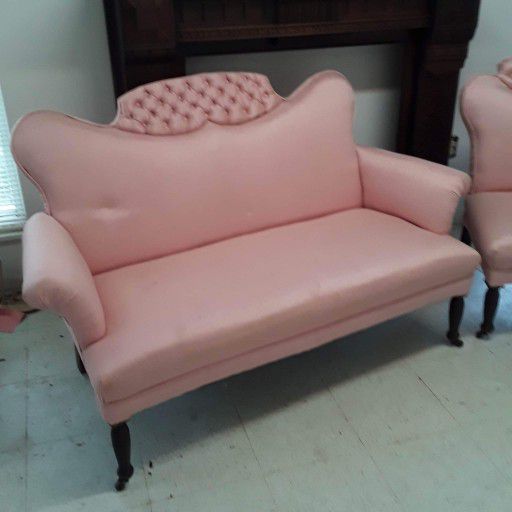 Beautiful Antique Love Seat From The 1920s With Original Wooden Casters 