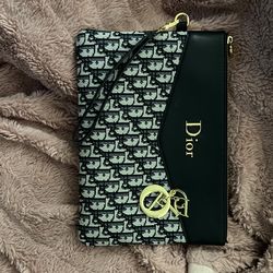 Beautifully Made Blk & Beige Pouch Wristlet