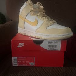 W Nike Dunk High 7 5