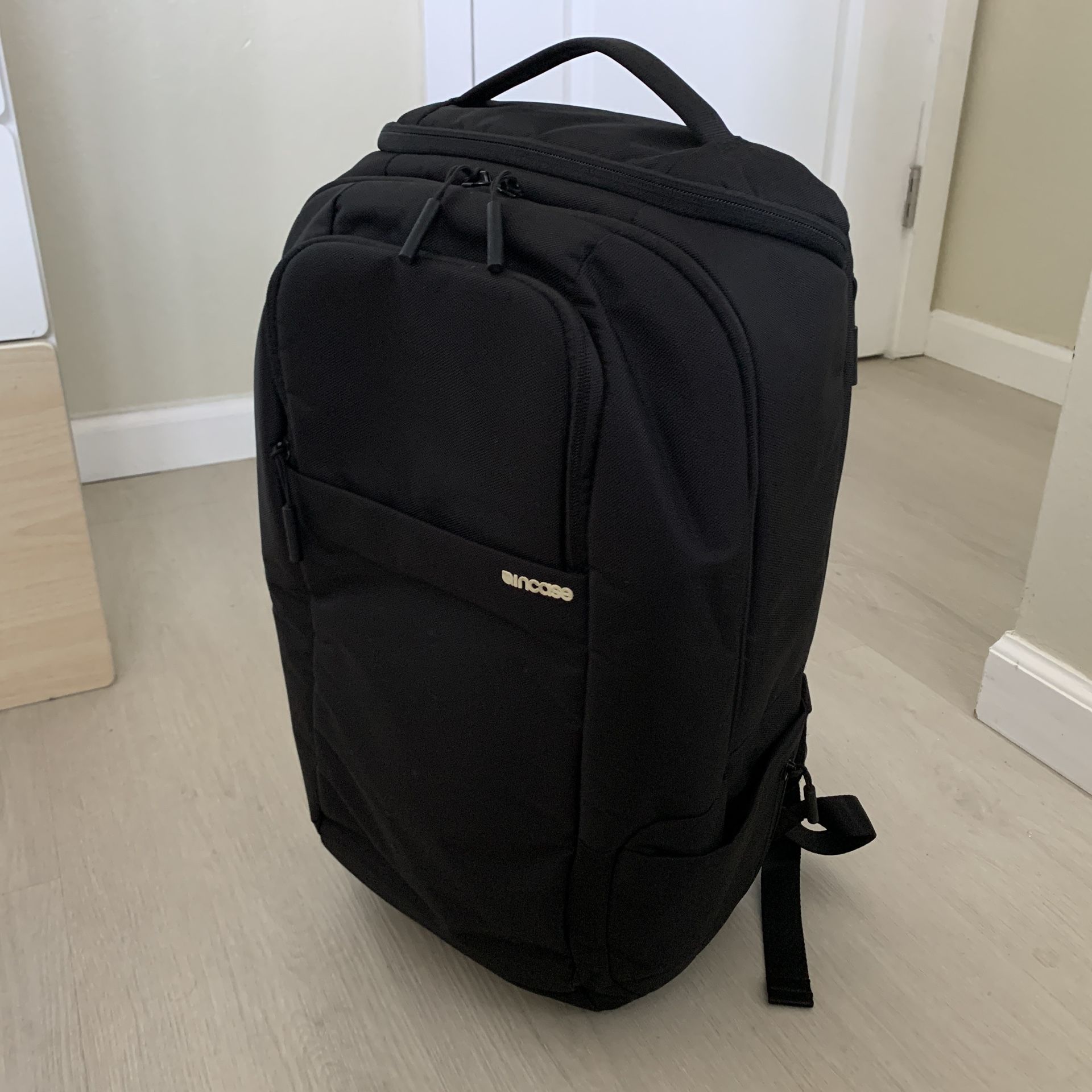Incase DSLR Pro Pack Camera + Laptop Backpack (black)
