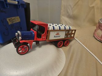 Mobile oil  delivery truck die castlike new