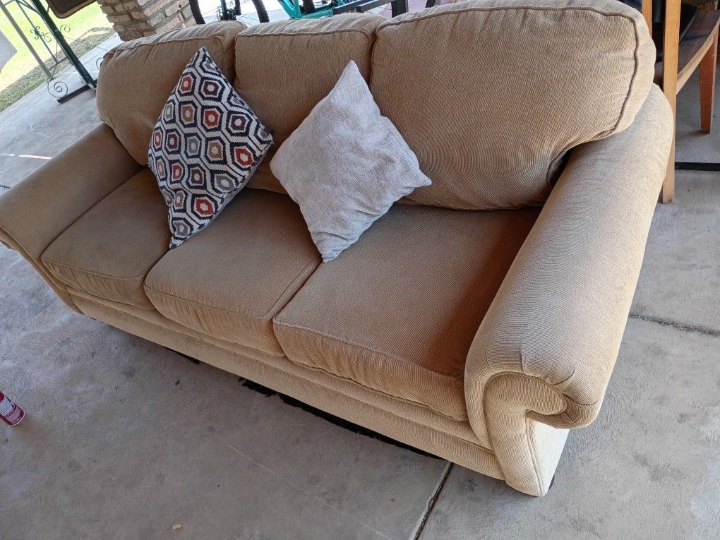 95 In Good Condition Couch With Five Different Pillows