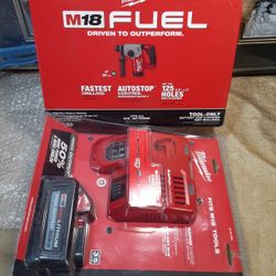 NEW MILWAUKEE M18 FUEL SDS PLUS ROTARY HAMMER AND STARTER KIT 
