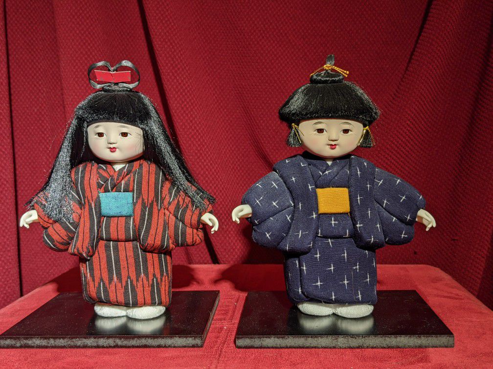 Itimachu dolls, boy and girl pair with wood platform.