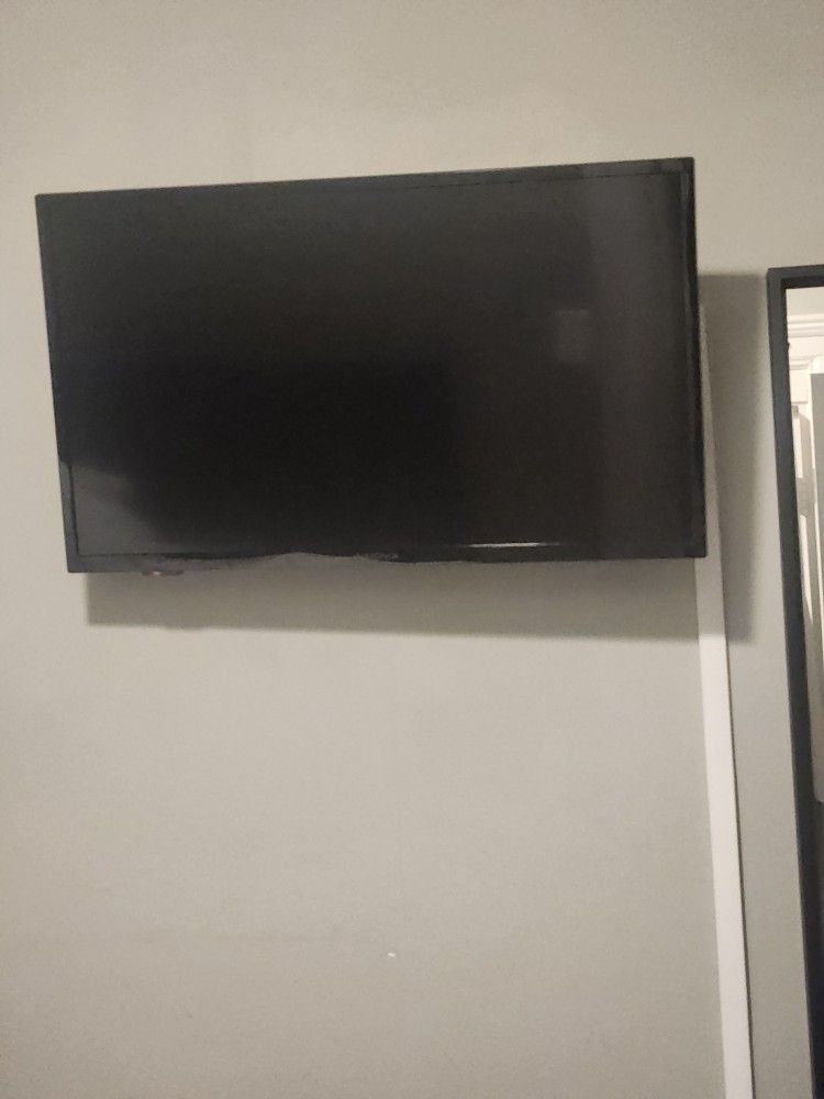 40' Insignia Smart TV w/Swivel Mount  