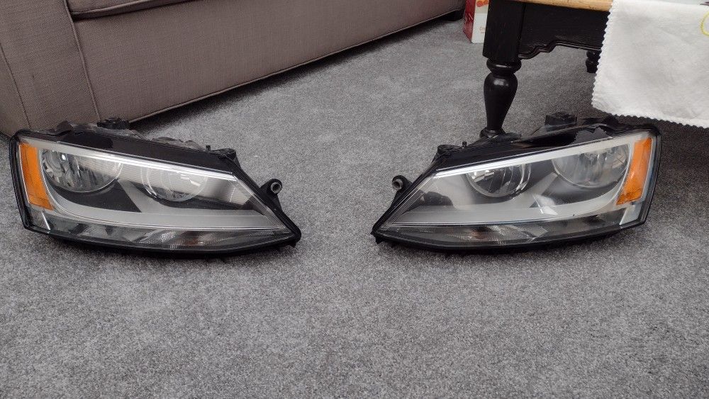 Volkswagen Jetta 2014 Headlights (Driver Left And Passenger Right)