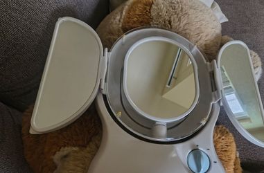 Light up makeup mirror