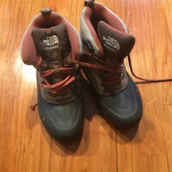 North Face boy girl youth size 4 winter boots