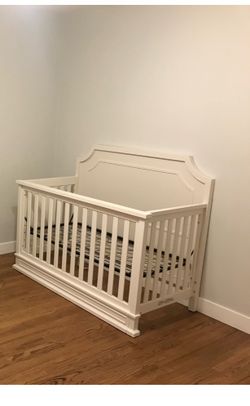 Crib and dresser set w/removable changing table top