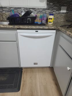 Frigidaire Gallery Series Dishwasher! Excellent CONDITION works PERFECT!