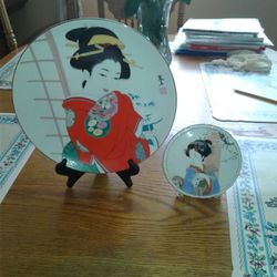 Porcelain geisha plate decors.