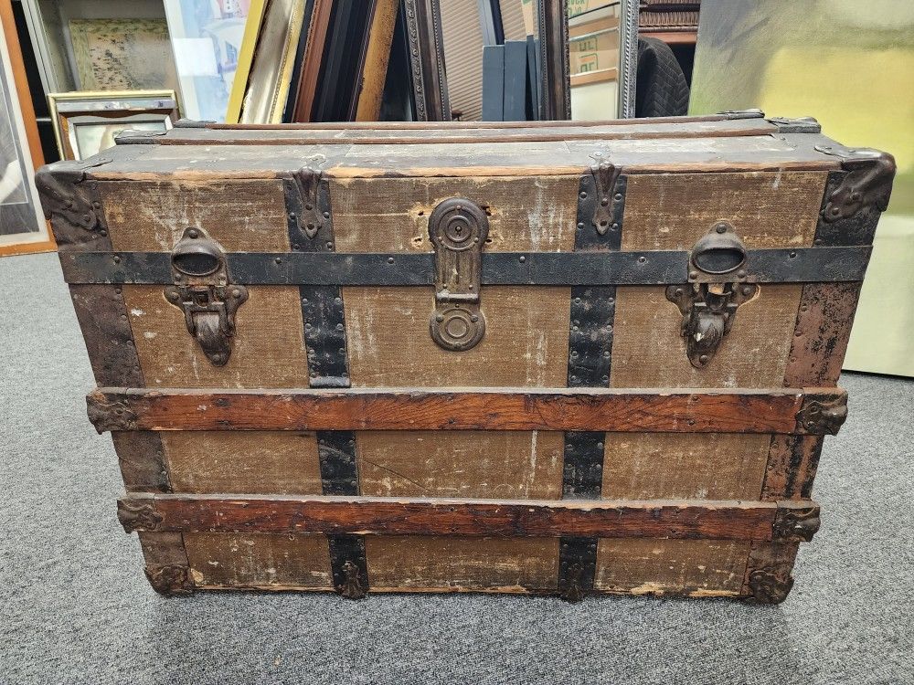 Antique Dome-Top Steamer Trunk – Late 19th Century Travel Chest