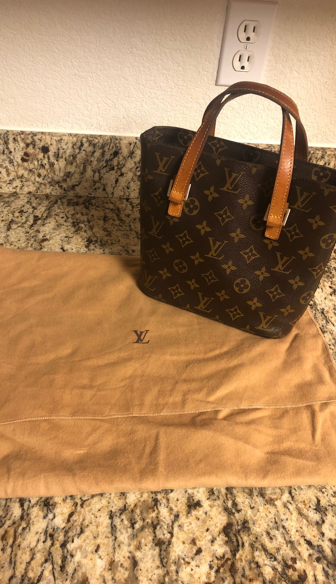 ***REDUCED***AUTHENTIC* Louis Vuitton Vavin purse with dust bag