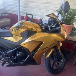 Honda CBR 300R (NEEDS NEW ENGINE)