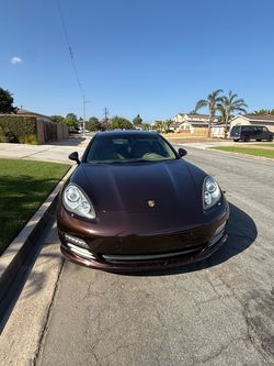Porsche Panamera – Dark Red/Burgundy