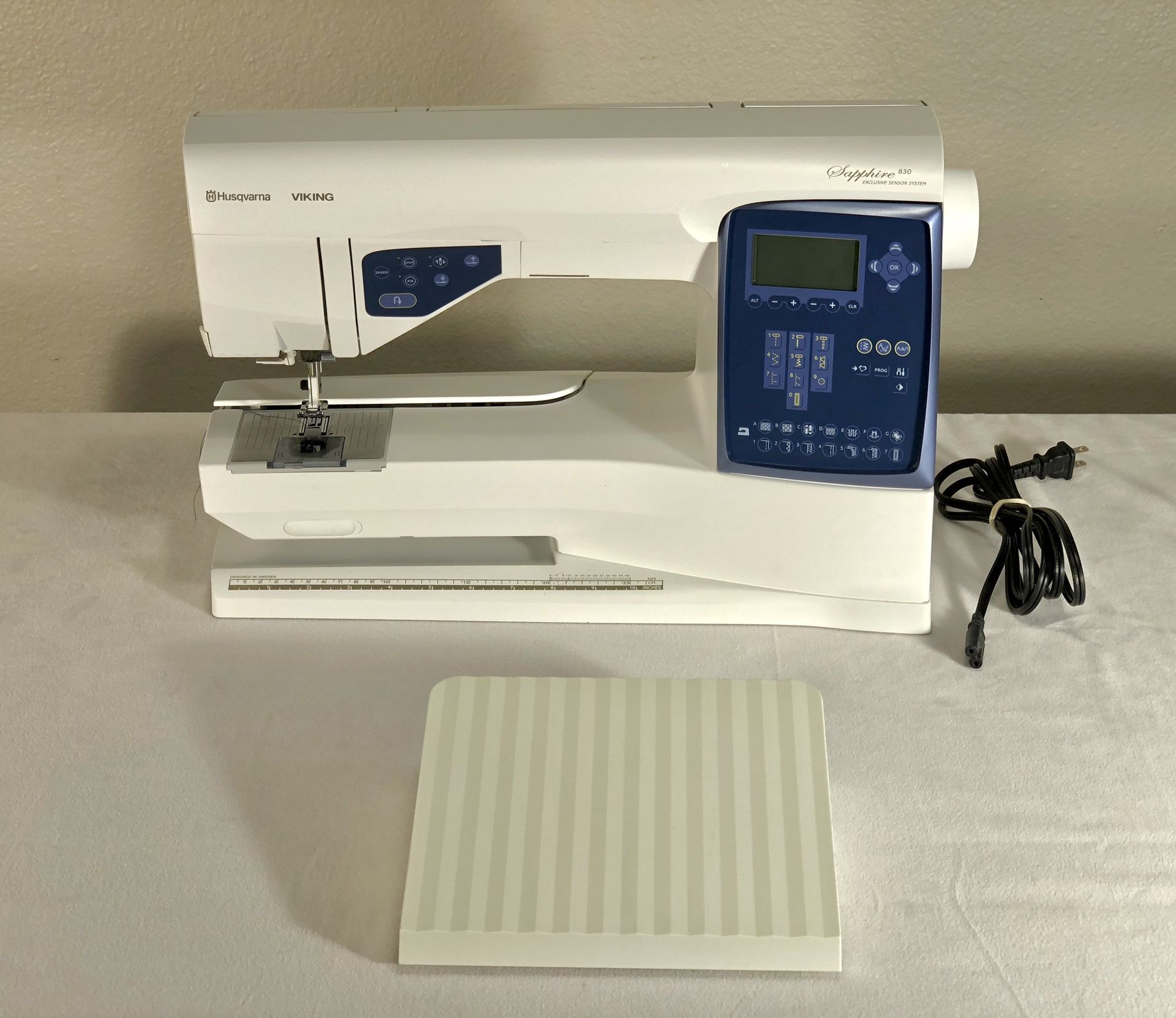 Husqvarna Viking Sapphire 830 Sewing Machine for Sale in Las Vegas, NV