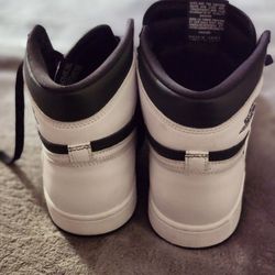 Jordan 1 Retro High OG "Black & White"

  Size 10.50 