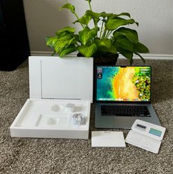 MacBook 💻 M5.  512G.  15inch.  Year 2026