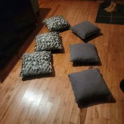 6 Excellent Condition Gray Throw Pillows. No Stains No Damage.