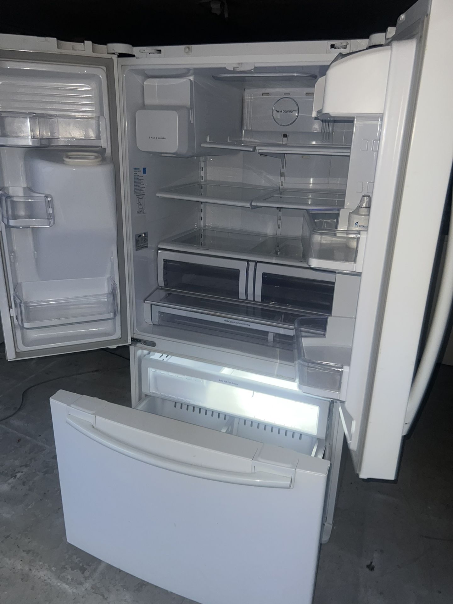 Fully functional white refrigerator Bottom Freezer
