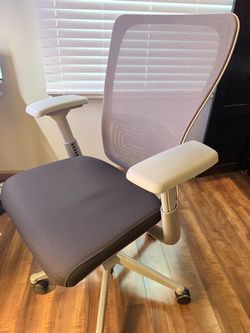 Ergonomic Mesh-Back Office Chair – Excellent Condition