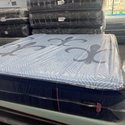 KING SIZE STEARNS & FOSTER LUX ESTATE HYBRID MATTRESS & BOX SPRINGS BED SET