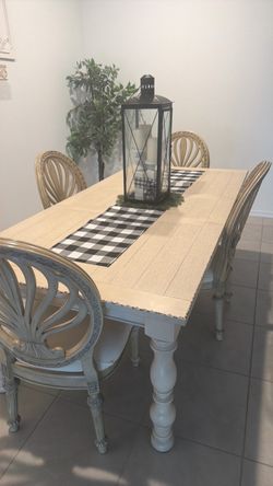 Kelly Clarkson brand Dining Table & Chairs