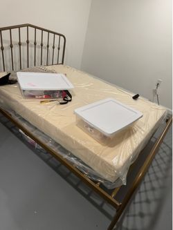 Queen bed with may