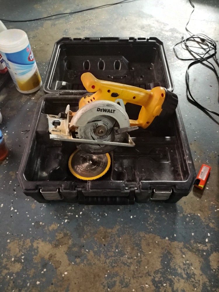 DeWalt Cordless 5 3/8 Heavy Duty Trim Saw With Case