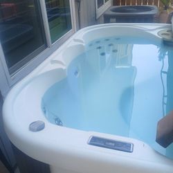 Very nice Hot Tub  110v