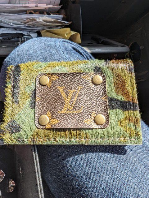 Cute! Louis Vuitton Two Pocket Leather Card Holder Wallet. 