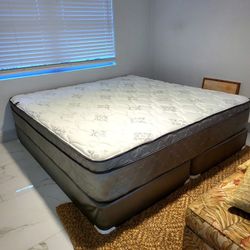 NEW KING PILLOW TOP MATTRESS and BOX SPRING. Bed frame not included 👍