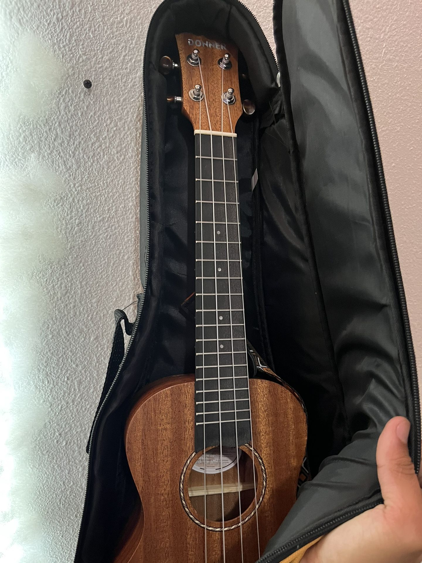 Ukulele Donner Used Like New - Perfect to Touch and Enjoy