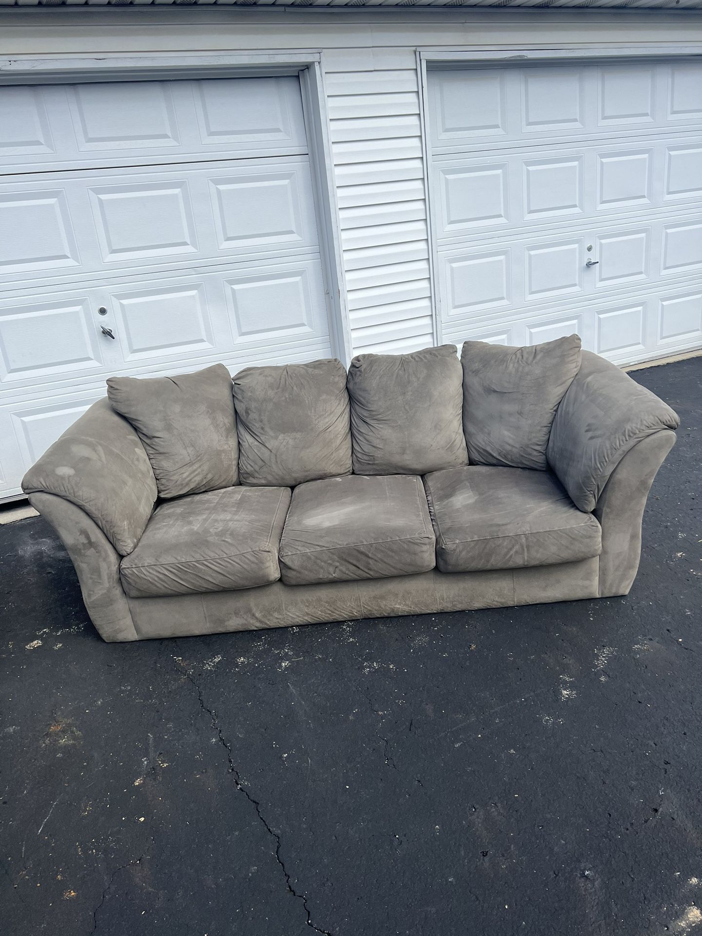 Used Comfy Couch Sofa FREE DELIVERY for Sale in Marysville, OH OfferUp