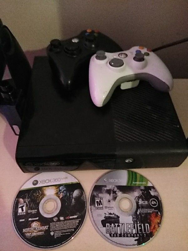 Xbox 360 2 controllers wth 2 games Battlefield Bad Company 2 and Mortal Kombat vs DC Universe