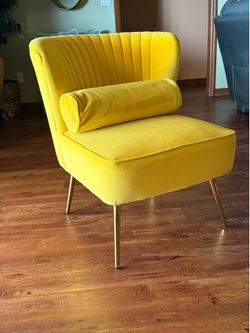 Modern Yellow Velvet Accent Chair with Tufted Back & Matching Cushion – Excellent Condition