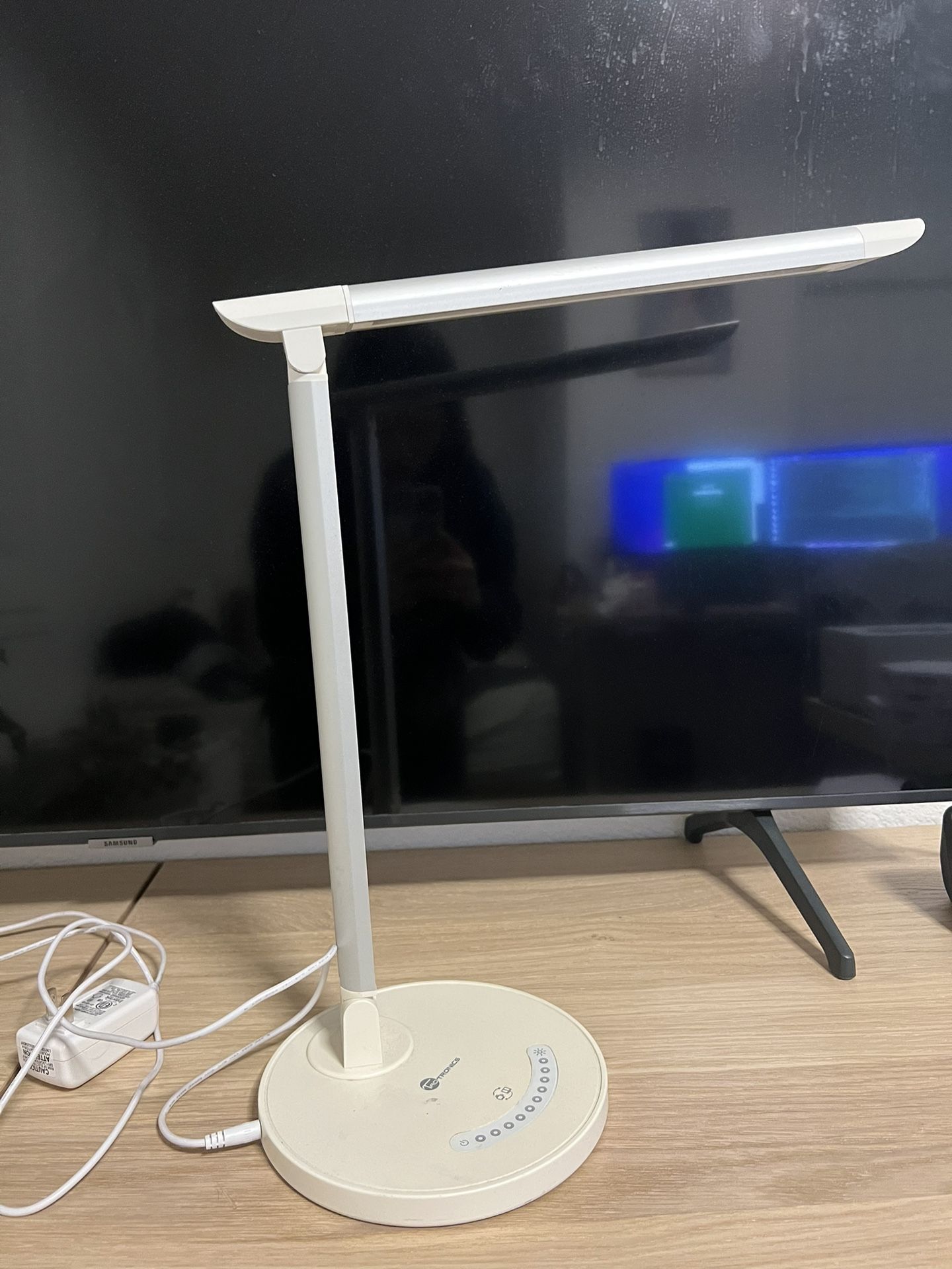 Desk lamp，usb，touch control，turnable