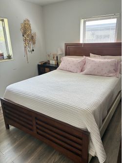 QUEEN SIZE BED SET