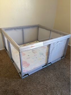 Play pen with reversible mat