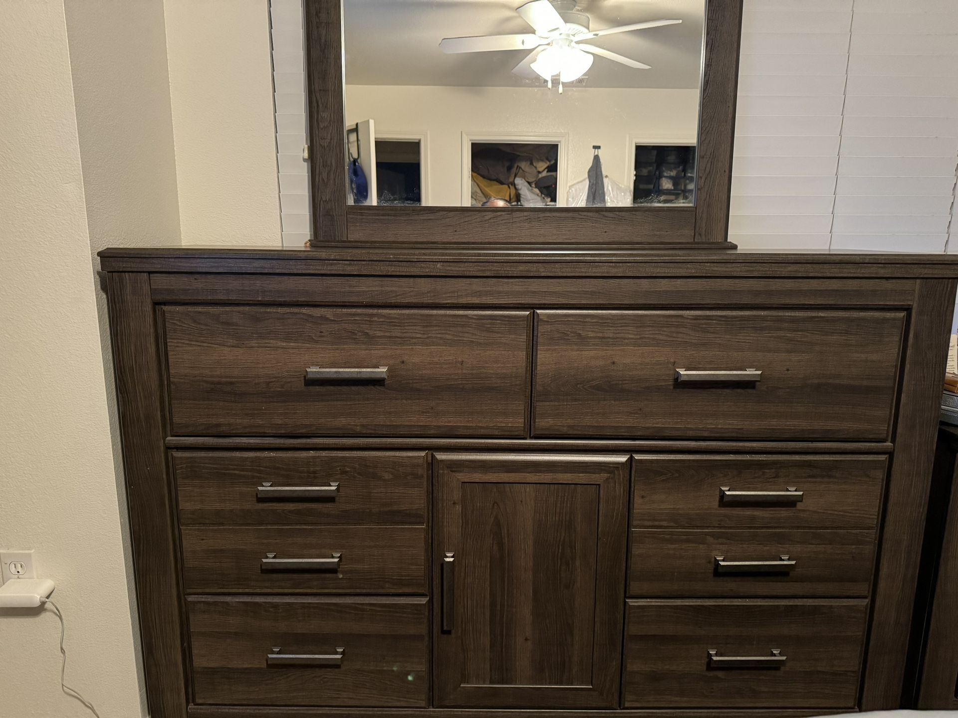 Ashley’s 5pc Dresser and Nightstand Set